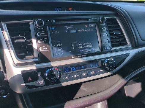 Used 2018 Toyota Highlander SE image 16