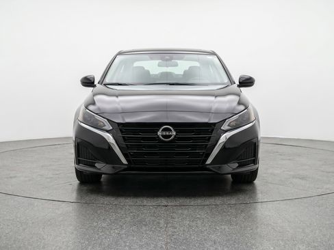 Used 2025 Nissan Altima 2.5 SV FWD image 2