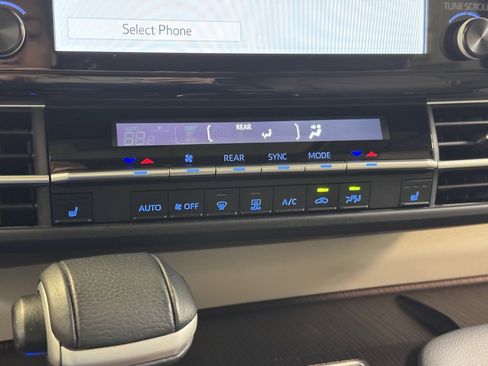 Used 2024 Toyota Sienna XLE image 36