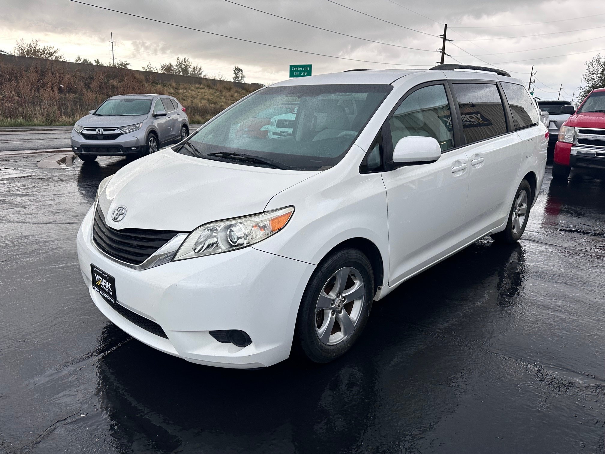 Used 2011 Toyota Sienna LE w/ Towing Pkg FWD image 2