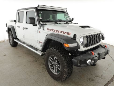 Used 2025 Jeep Gladiator Mojave w/ Convenience Group AWD/4WD image 10