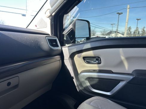 Used 2018 Nissan Titan SL w/ Chrome Package image 24