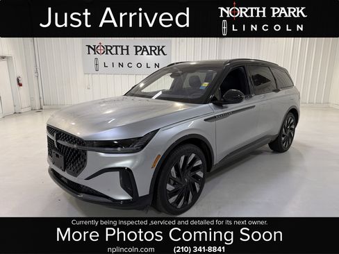 Used 2025 Lincoln Nautilus Reserve image 1