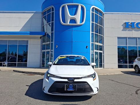 Used 2024 Toyota Corolla LE image 2