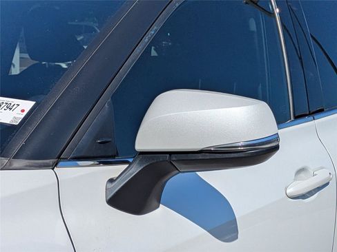 Used 2022 Toyota Highlander XLE AWD/4WD image 12
