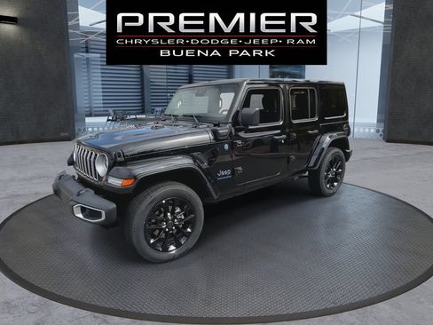 Used 2025 Jeep Wrangler Unlimited Sahara w/ Safety Group AWD/4WD image 4