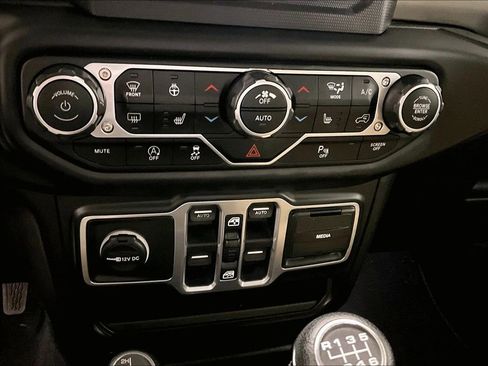 Used 2018 Jeep Wrangler Unlimited Sahara w/ Dual Top Group AWD/4WD image 15