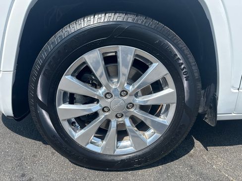 Used 2017 Jeep Cherokee Overland AWD/4WD image 9
