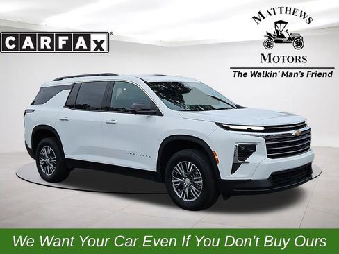 Used 2024 Chevrolet Traverse LT image 1