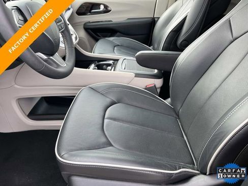 Certified 2024 Chrysler Pacifica Limited image 31