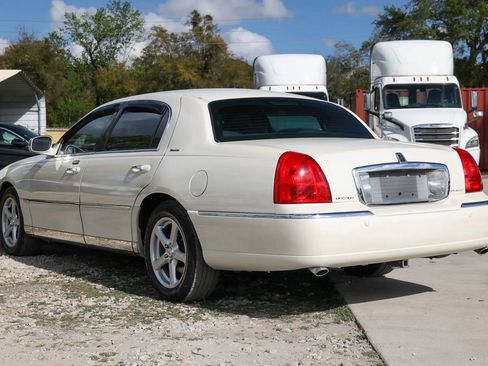 Used 2003 Lincoln Town Car Executive image 4