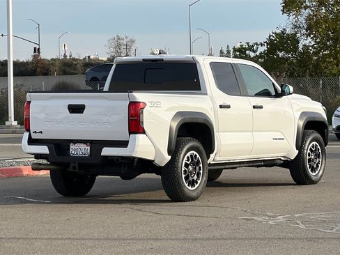 Certified 2025 Toyota Tacoma TRD Off-Road image 5