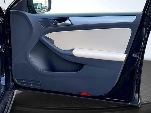 Used 2017 Volkswagen Jetta SE image 23