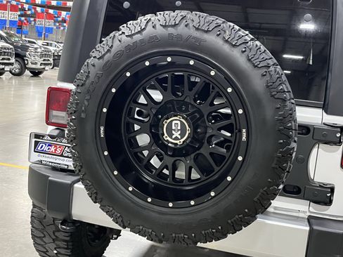 Used 2018 Jeep Wrangler Unlimited Sahara image 5