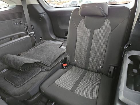 Certified 2025 Kia Sorento LX image 13