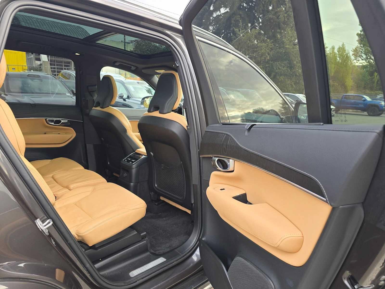 Certified 2024 Volvo XC90 T8 Ultimate w/ Protection Package Premier AWD/4WD image 14