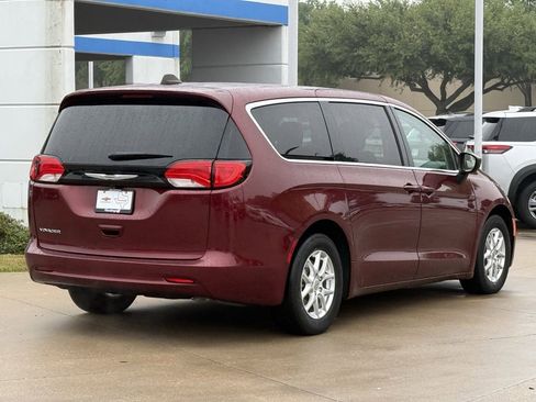 Used 2023 Chrysler Voyager LX FWD image 4