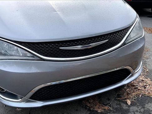 Used 2017 Chrysler Pacifica Touring-L image 27