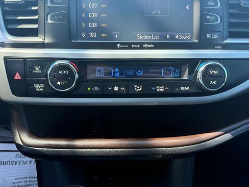 Used 2019 Toyota Highlander XLE FWD image 28