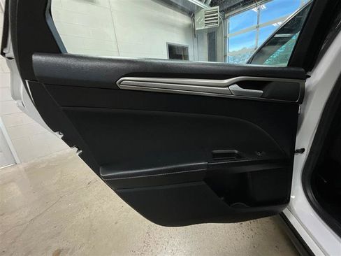 Used 2018 Ford Fusion SE FWD image 18