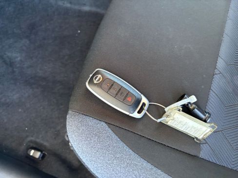 Used 2025 Nissan Versa SV FWD image 21