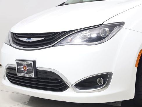 Used 2018 Chrysler Pacifica Touring-L FWD image 54