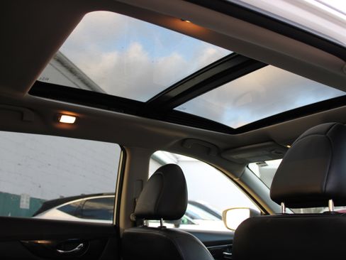 Used 2019 Nissan Rogue SL w/ Premium Package image 13