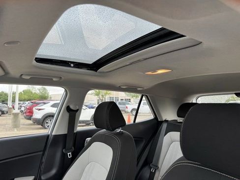Used 2024 Hyundai Venue SEL FWD image 34