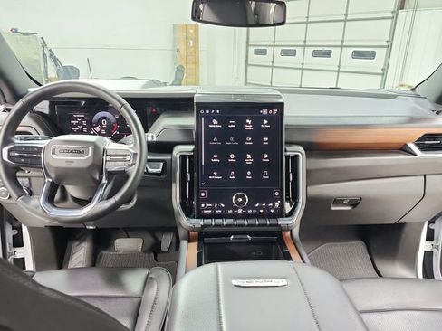 Used 2025 GMC Yukon XL Denali AWD/4WD image 25
