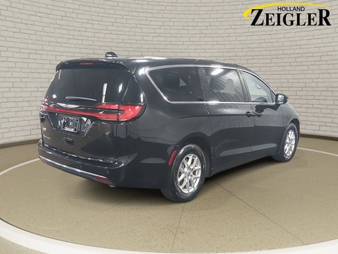 Used 2025 Chrysler Pacifica Select image 5