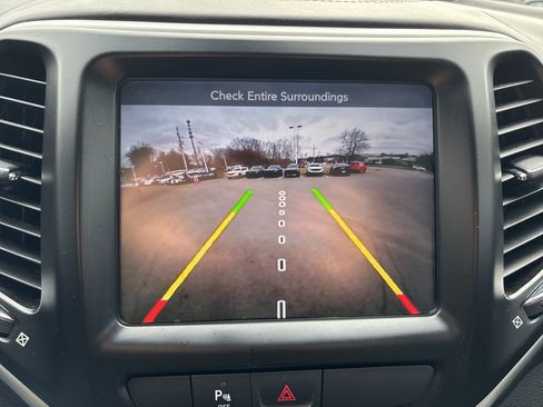 Used 2018 Jeep Cherokee Overland image 20