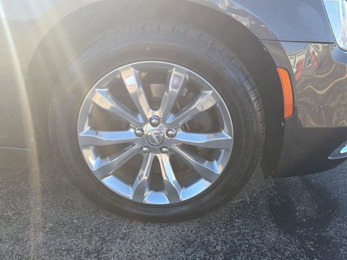 Used 2018 Chrysler 300 Limited w/ Safetytec Plus Group image 12