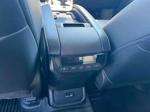 Used 2022 Toyota Highlander XLE AWD/4WD image 29
