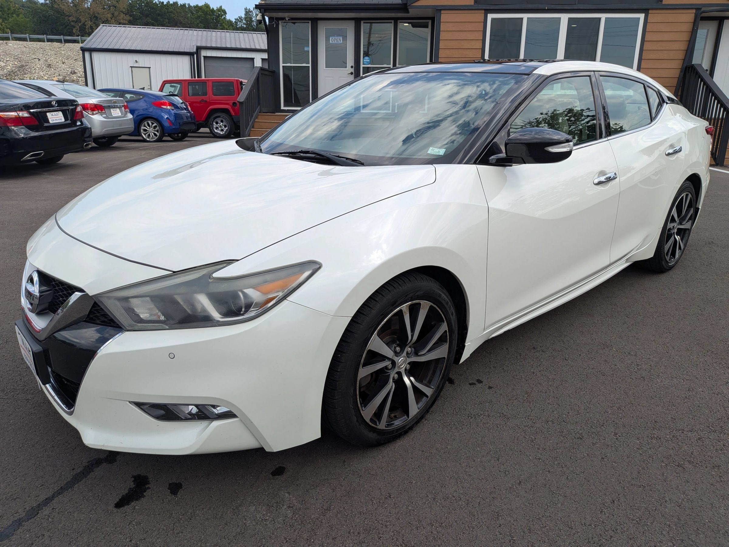 Used 2017 Nissan Maxima 3.5 SL w/ Interior Lighting Package FWD image 2