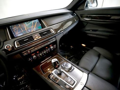 Used 2014 BMW 740i image 8