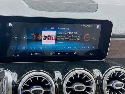 Used 2020 Mercedes-Benz GLB 250 4MATIC w/ Premium Package image 11