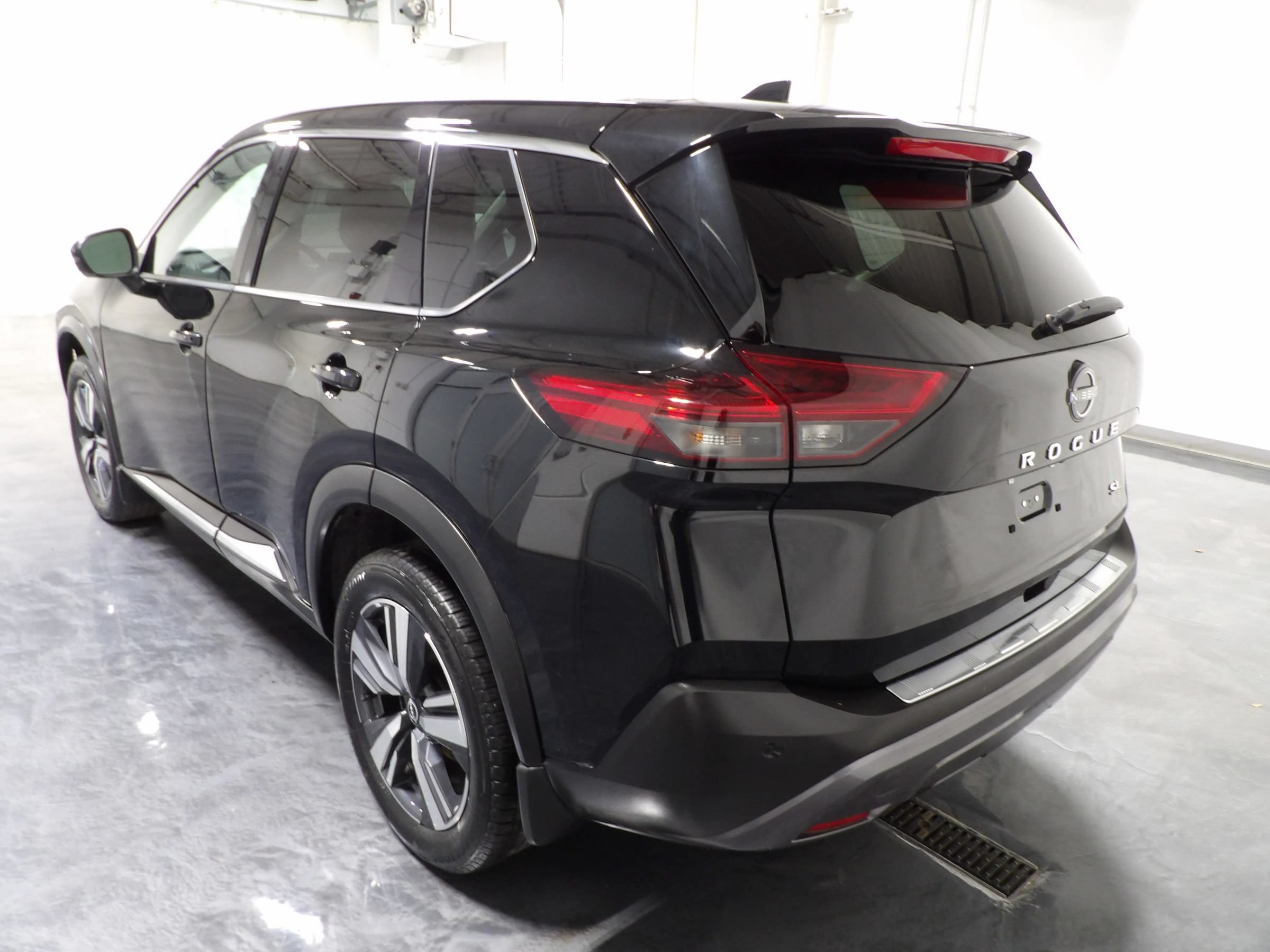Used 2023 Nissan Rogue SL FWD image 5