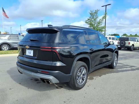 Used 2025 Chevrolet Traverse LT FWD image 3