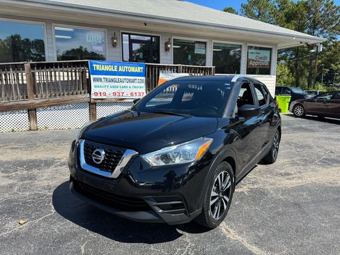 Used 2018 Nissan Kicks SV FWD image 1