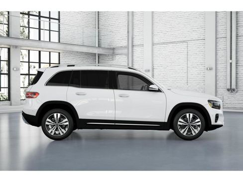 Used 2025 Mercedes-Benz GLB 250 4MATIC image 2