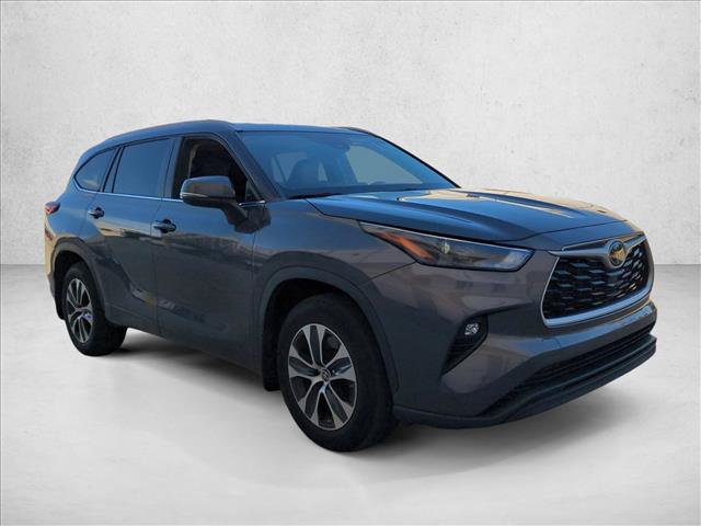 Used 2023 Toyota Highlander XLE FWD image 3