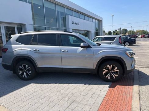 Used 2024 Volkswagen Atlas SE AWD/4WD image 2