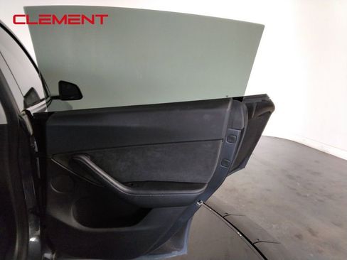 Used 2021 Tesla Model Y Long Range image 34