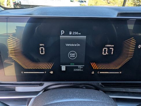 Used 2025 Kia Carnival FWD image 20