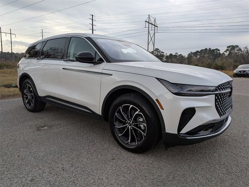 Used 2025 Lincoln Nautilus Premier image 2