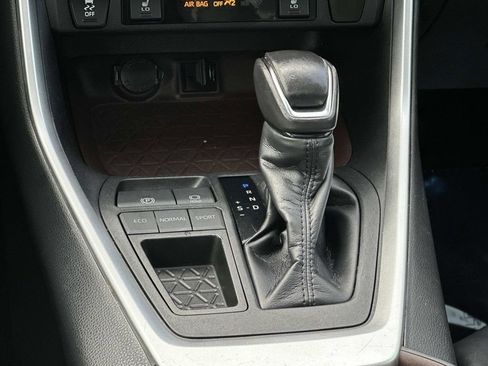 Used 2019 Toyota RAV4 Limited image 14