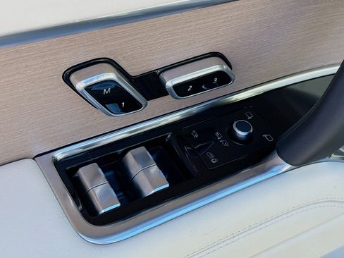 New 2025 Land Rover Range Rover SE image 24