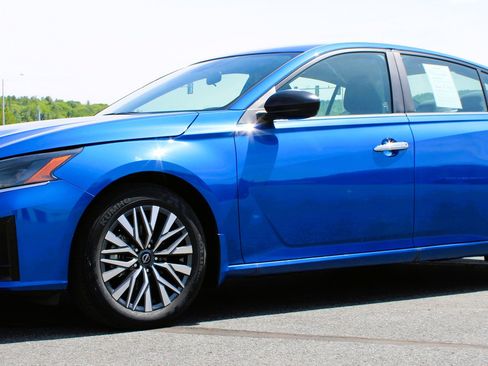 Used 2025 Nissan Altima 2.5 SV FWD image 14