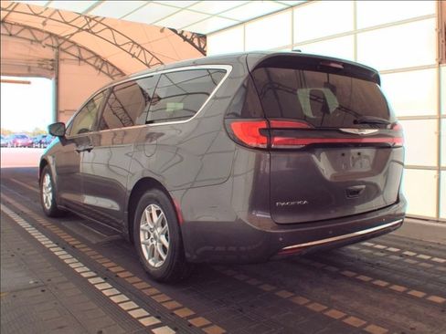 Used 2023 Chrysler Pacifica Touring-L FWD image 2