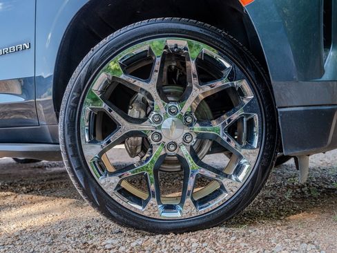 Used 2021 Chevrolet Suburban LT RWD image 13